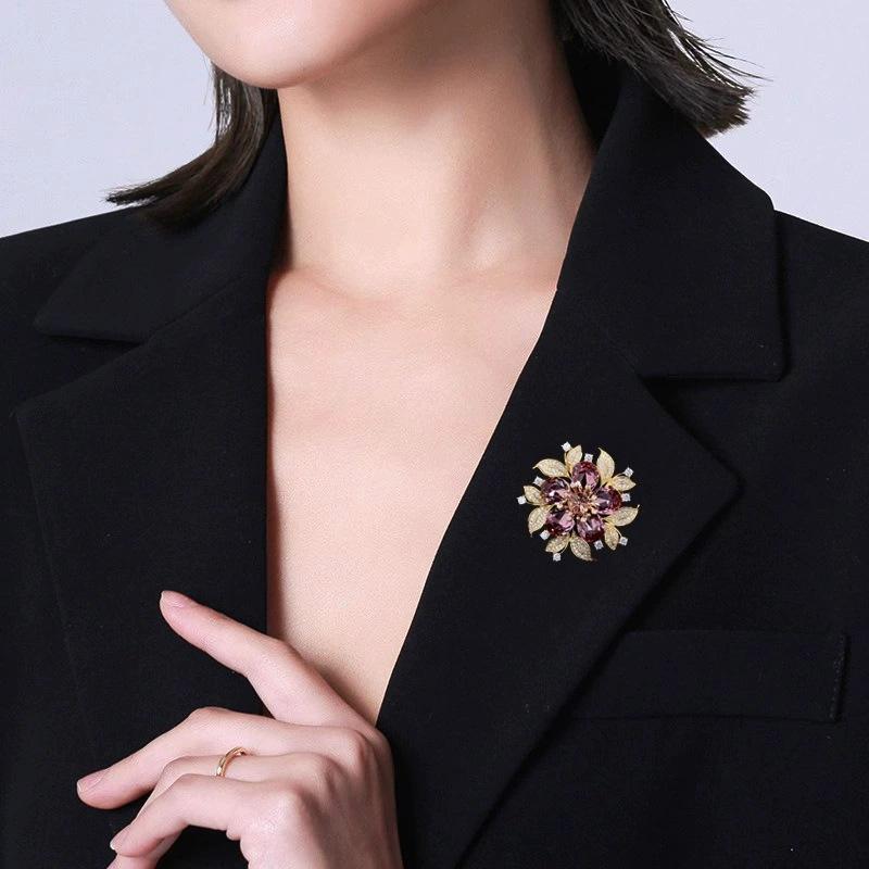 Retro Flower Brooch, High-end Feminine Charm, Crystal Imitation Brooch, Light Luxury and Niche Design Sense Brooch