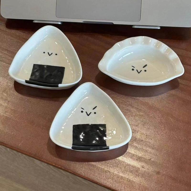 Mini Triangular Ceramic Sauce Dish Perfect For Sushi And Bentos Enhancing Dining Experience With Heat Resistant Design