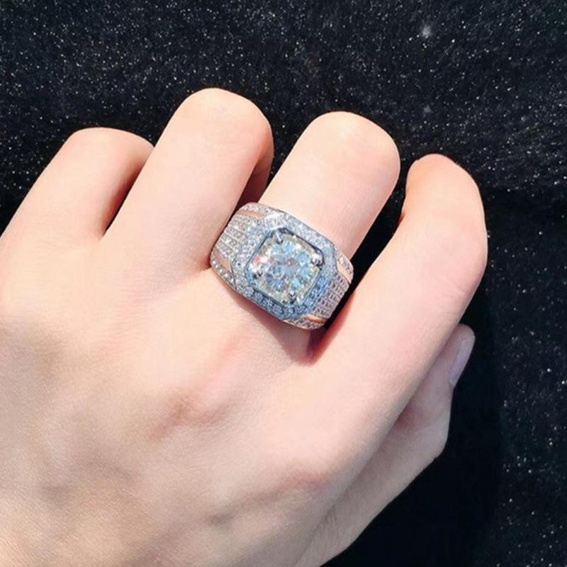 European and American fashion jewelry, domineering super flash zircon men's rings, hot-selling men's rings are sent on behalf of one piece.