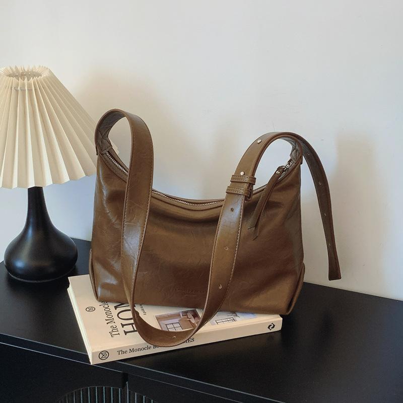 

Large capacity bag women s autumn and winter retro 2024 new niche design single shoulder messenger bag commuter dumpling bag хакі