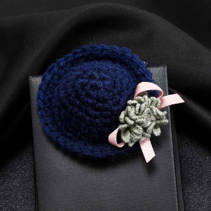 

Original Design Flower Hat Brooch Handmade Yarn Crochet Exquisite Brooch Creative Jacket Sweater Pin Accessories королівський синій колір