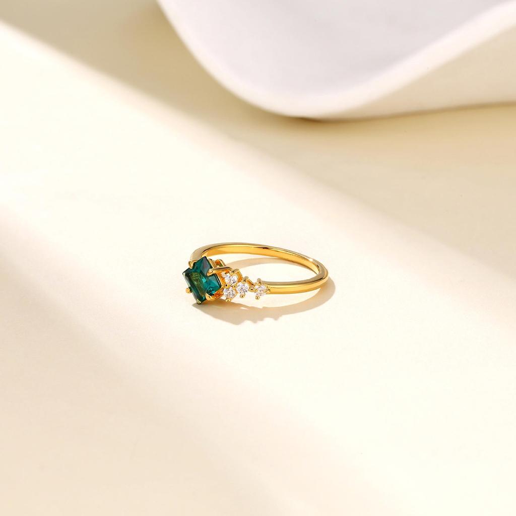 Women's Retro Japanese Cultured Emerald Green Gemstone Fashion Ring