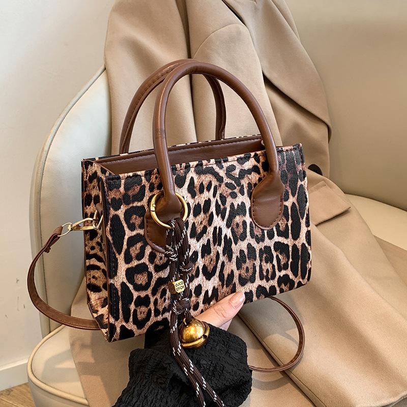 Fashion niche shoulder bag literary and simple popular portable women's bag new trendy messenger small square bag