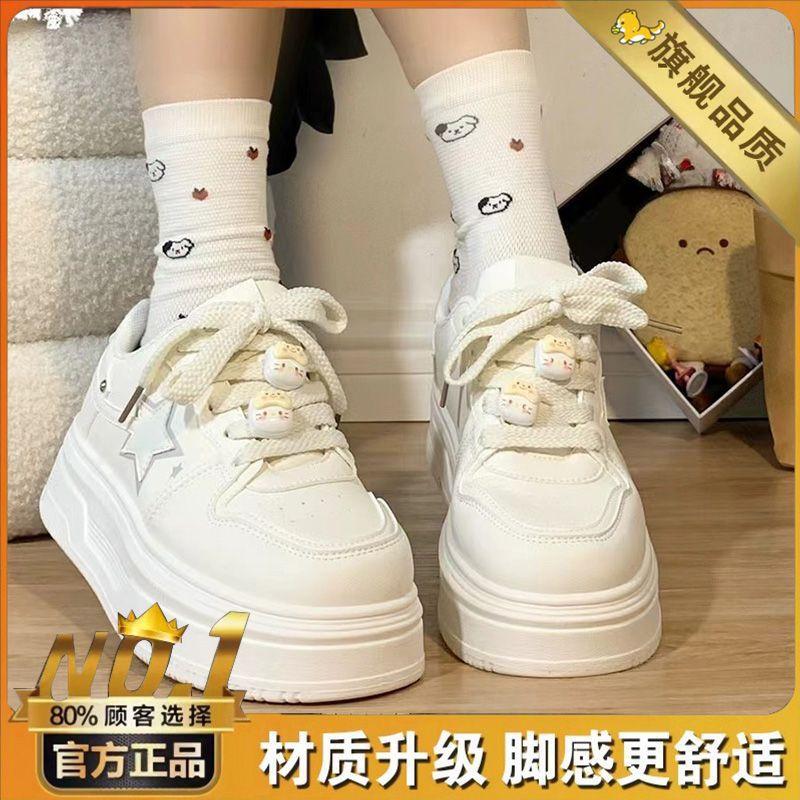 

Спортивные белые туфли женские 2024 весна новые туфли на мягкой подошве маффин борд универсальные туфли на толстой подошве увеличивающие рост звезды повседневная обувь женская 35