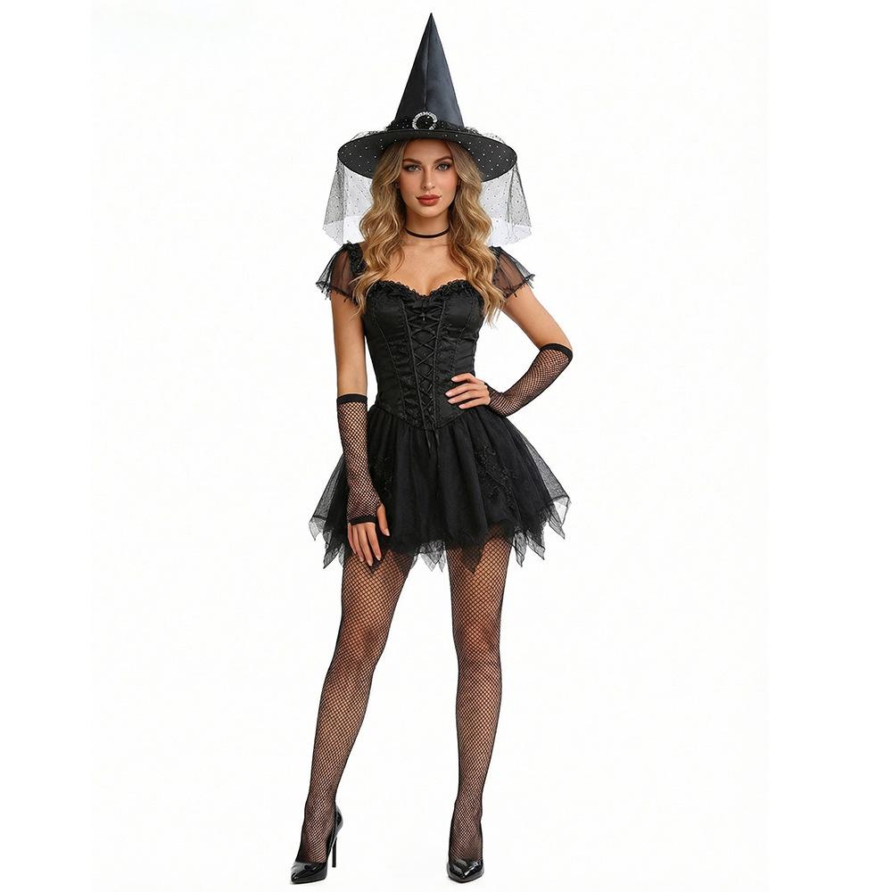 Halloween-Hexe-Kostüm-Set: Gestreifte lange Socken, Hexenhut, Besen, Elastische Netzstrumpfhandschuhe, Ballkleid und Netzstrümpfe.