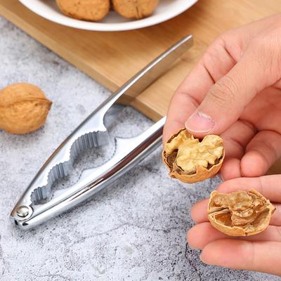Schiaccianoci Spacca facilmente le noci Maniglia ergonomica Clip per ingranaggi antiruggine Fibbia antiscivolo Strumento per schiaccianoci in acciaio inossidabile