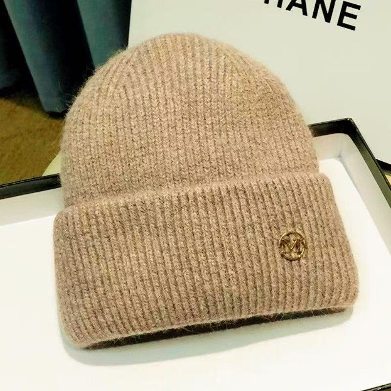 Winter Fashion Popular Soft Unisex Character Travel Keep Warm Knitted Beanies Solid Metal Letter 100% Polyester