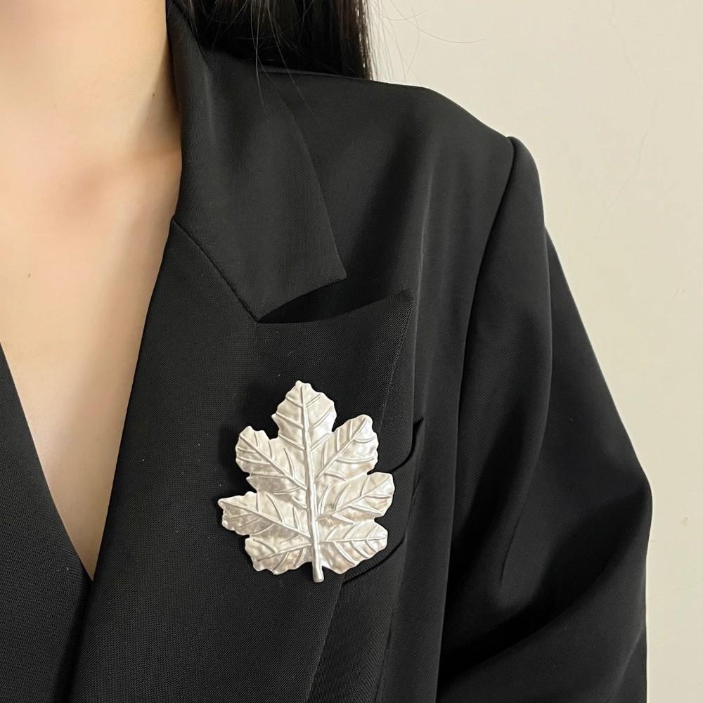 Vintage Long Leaf Pin Corsage Ornament Metal Glossy Brooch Maple Leaf Brooch  Western-style Clothes