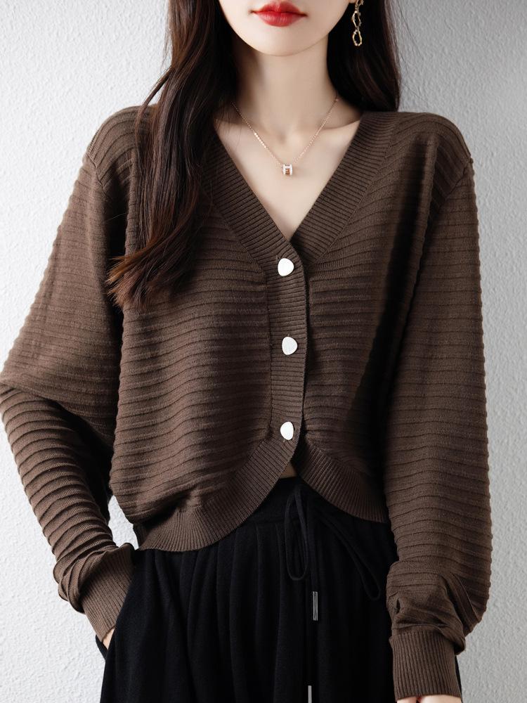 Elegant Arc Wool V-Neck Loose Cardigan Sweater - Fashionable High-End Style for Spring, Autumn, and Winter 2024.