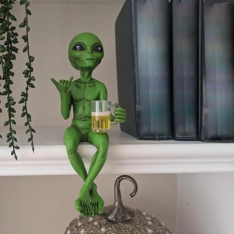 Alien Statue Drinking Beer Alien Sculpture Resin Craft Novelty Funny Desktop Decoration Bookshelf Office Desktop Garden Decor