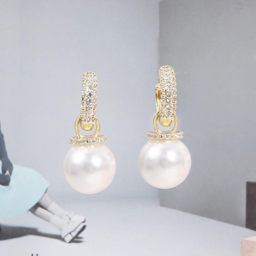 Exquisite Korean Niche Design Earrings, Exquisite Fashion, Light Luxury, and Full of Pearl Earrings
