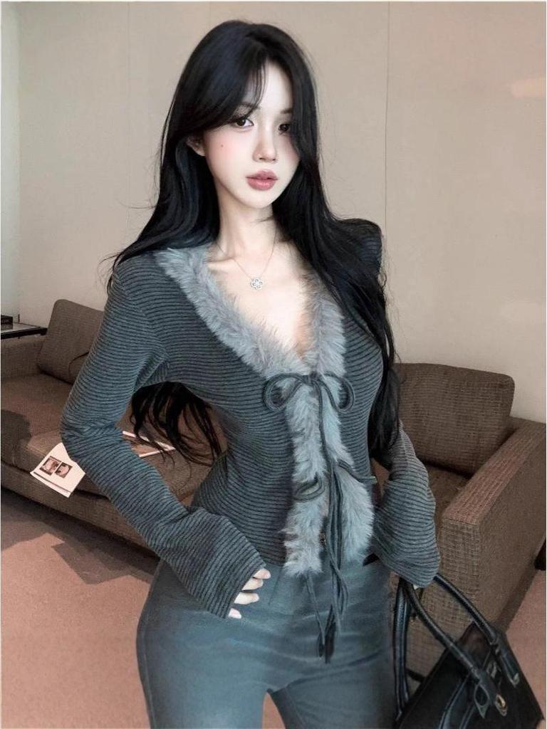 Fashionable Chic Slim-Fit Base Layer Top with High-End Patchwork Fur Stripes for Women - Autumn/Winter.