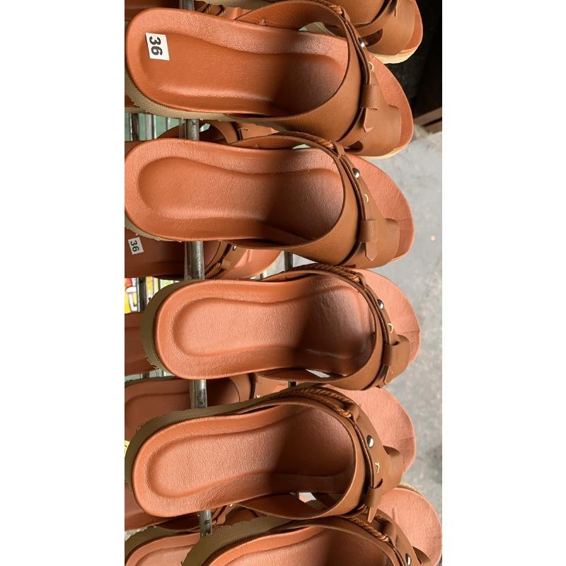 Nové letní svrchní oblečení dámské pantofle velká velikost retro větruodolná krytá špička plochá podrážka jedna noha chladné pantofle dámské