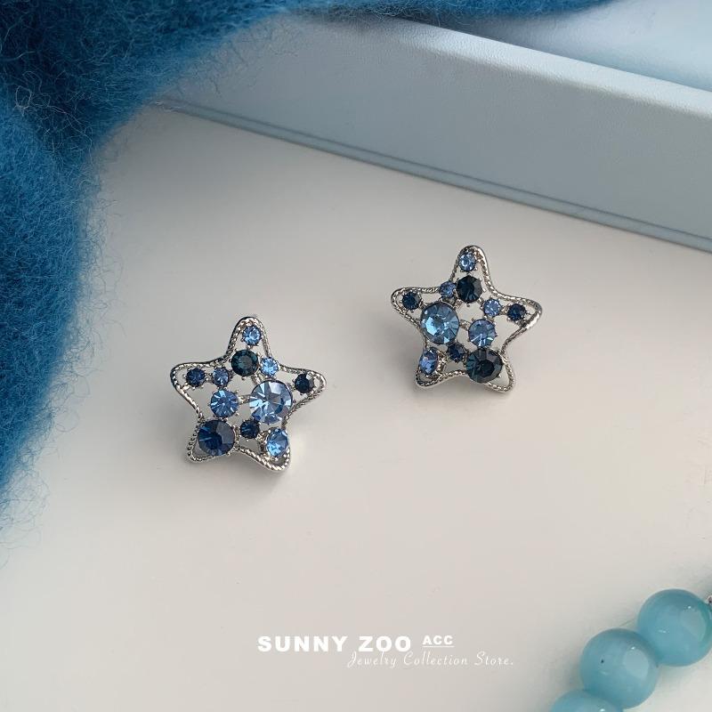 Stars fall into the sea, contrasting colors, shades of blue diamonds, hollowed out five-pointed star stud earrings, niche design earrings