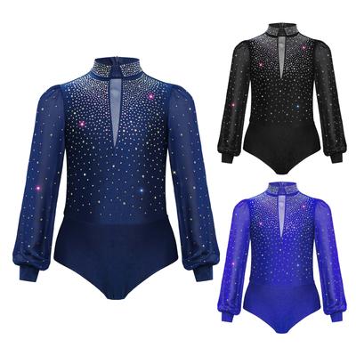 Chlapčenský leotard s dlhým rukávom a falošným golierom, zdobený kamienkami, zapínanie v rozkroku na patentky, zips vzadu, body na krasokorčuľovanie