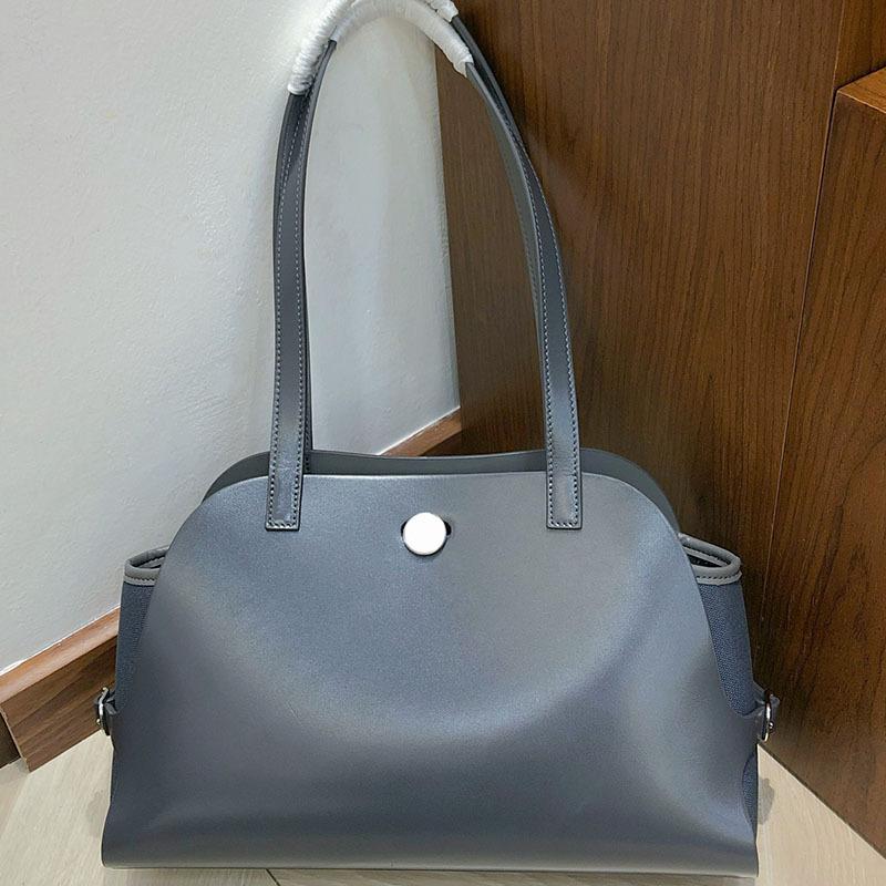 

2025 Новая модель через границу Натуральная кожа Женская сумка Верхний слой коровьей кожи Высококлассное ощущение Универсальная и на одно плечо Подмышечная сумка 26x9x16cm серый