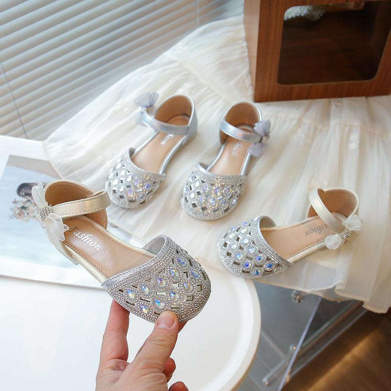 Dětské princeznovské boty s kamínkovou mašlí, korejský styl, módní, prodyšné, s měkkou podrážkou, letní novinka 2025, trendy poloviční sandály pro dívky