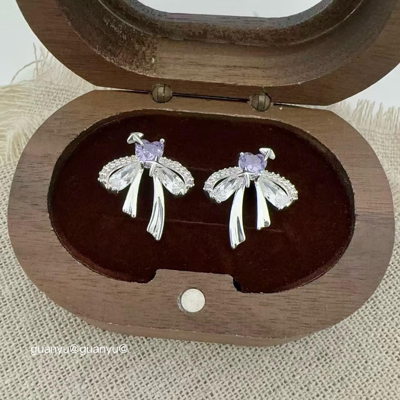 

Элегантные серьги-пусеты с цирконом в виде бантика: Шикарный и универсальный для женщин