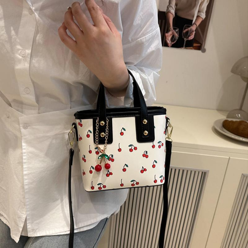 Women PU Cherry Shoulder Bag Large Capacity Trendy Commuting Bag with Cherry Pendant Stylish Crossbody Bag Aesthetic Handbag AVE
