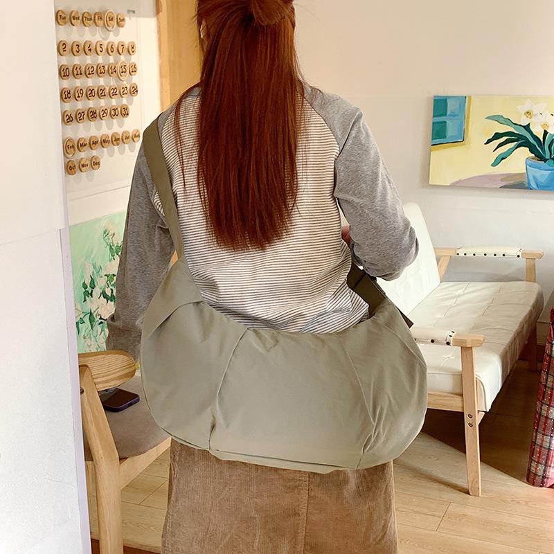 New large-capacity 2025 dumpling bag women's niche design bag simple messenger bag fashionable personalized shoulder bag