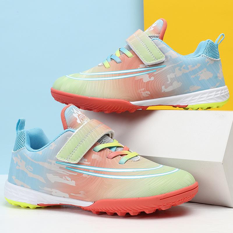 

Новые детские футбольные бутсы на липучках для девочек, для учеников начальной и средней школы, игровые тренировочные бутсы для травы, с плоской подошвой, нескользящие 39