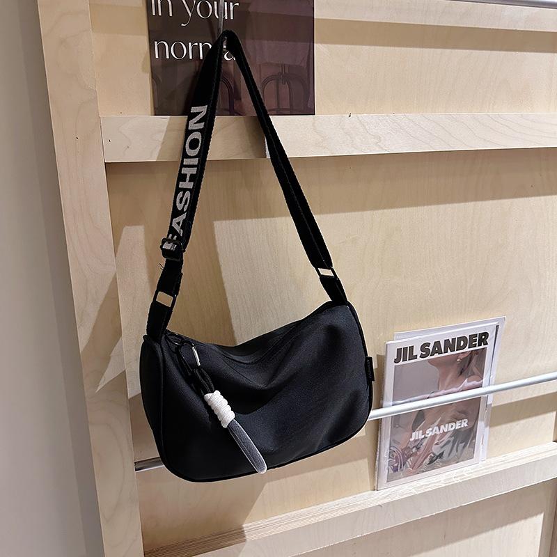 Contrasting color large-capacity fashion casual bag 2025 spring new versatile ins shoulder messenger bag pillow bag Korean version