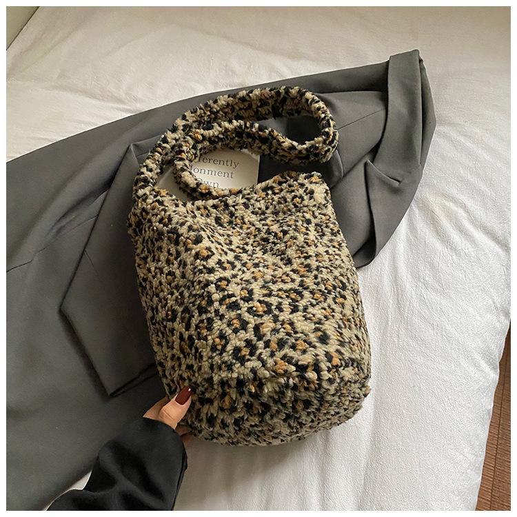 Cute Plush Bag Women's Autumn New Fashion Fluffy Bucket Bag High Value Large Capacity Shoulder Bag