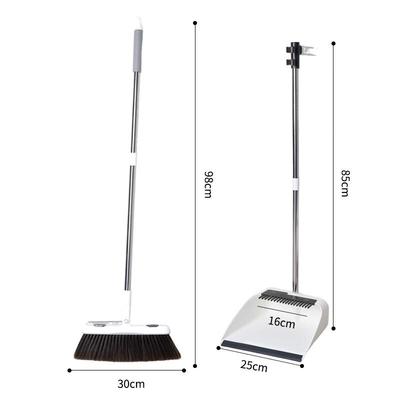 Reinigungsutensilien – Schaufeln und Besen