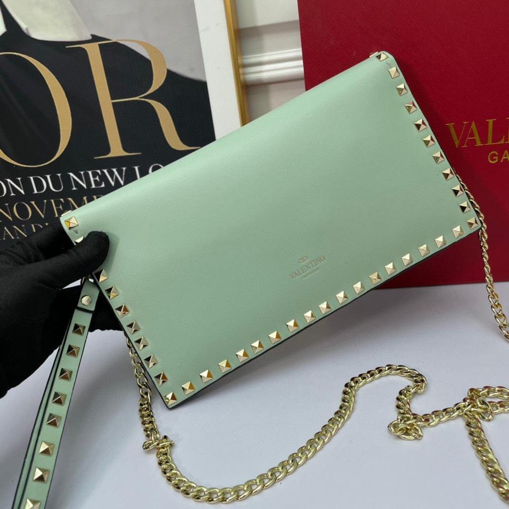 V Family 2026 Women's European & American-Style Rivet Clutch Crossbody Bag