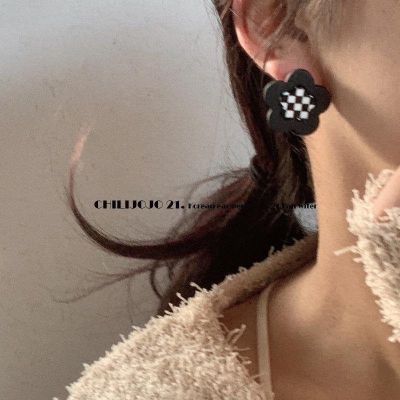 Chessboard flower earrings women's high-end sense cold wind ear jewelry design sense simple and versatile black and white plaid earrings