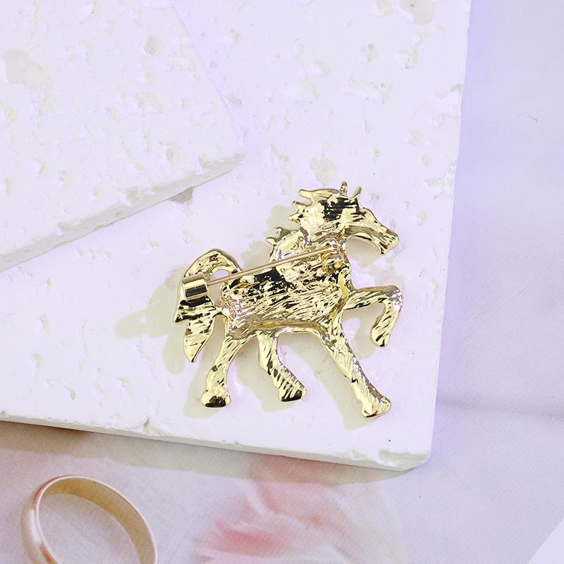 European Retro Diamond-Encrusted Galloping Horse Brooch - Unique and Stylish Animal Pin Corsage Accessory