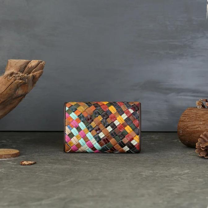 Johnature Geflochtene Kurze Geldbörse aus Echtem Leder Zufällige Farbspleißung Großes Fassungsvermögen Mehrere Fächer Faltbare Schnappverschluss-Geldbörse