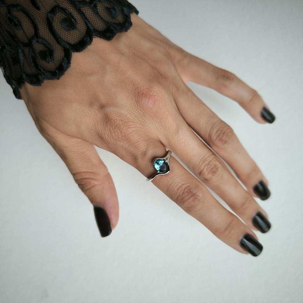 Серебряное кольцо с топазом Лондон Блю 0.817ct, вес изделия 2,42 гр (2188674)