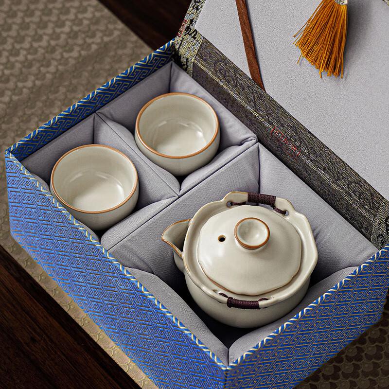 Подарочная коробка с чайным набором из ру-керамики желтого цвета