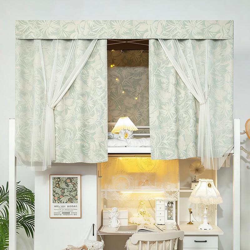 

Комплект затемняющих штор для кровати в студенческом общежитии