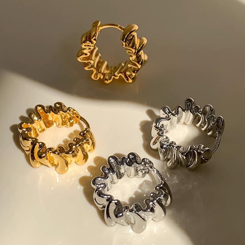 

Необычные волнистые плиссированные серьги для женщин, модные ретро-медные металлические серьги, простой дизайн, модные ювелирные изделия для пожилых людей