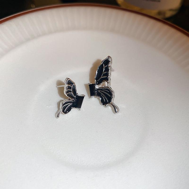 

Silver Zircon U-Shaped Arc Earrings: Elegant Cold Style Studs