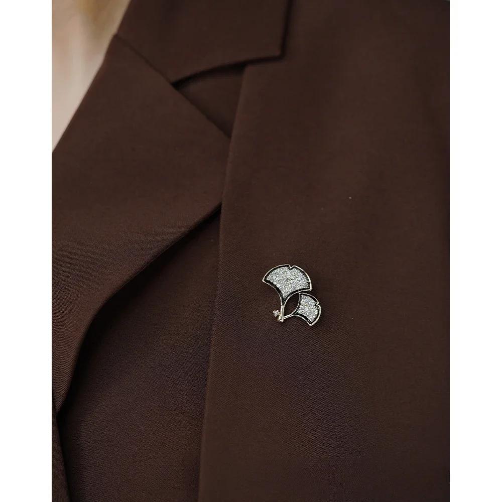 Fashionable Brooches for Woman Shiny Rhinestone Alloy Flower Decorative Brooch Women's Blouse Accessories