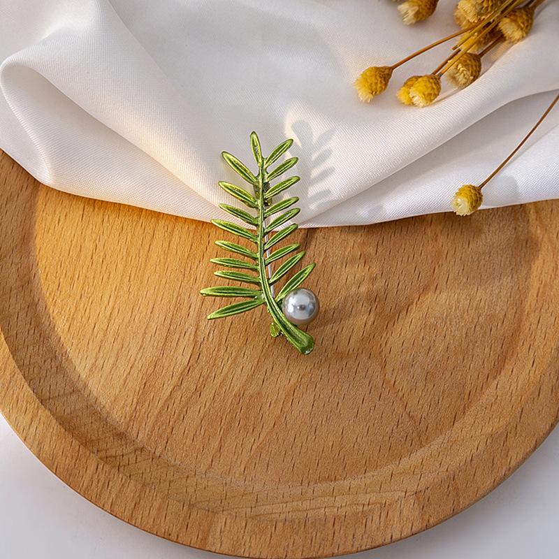 Fashion Green Three-Dimensional Leaf Brooch, Creative Plant Pearl Corsage Exquisite Pin Suit Accessories Women