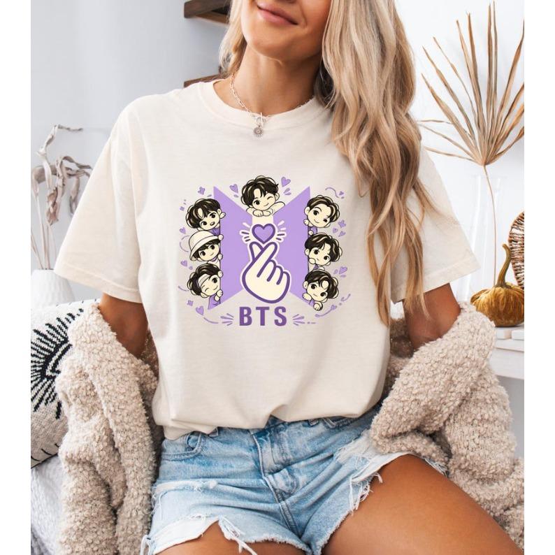 Letní móda 2026 Trendy tričko BTS Chibi, Kpop Army tričko se srdíčkem z prstů, Roztomilý dárek pro fanoušky BTS, Tričko pro milovníky Kpopu, Fialové tričko pro fanoušky Army