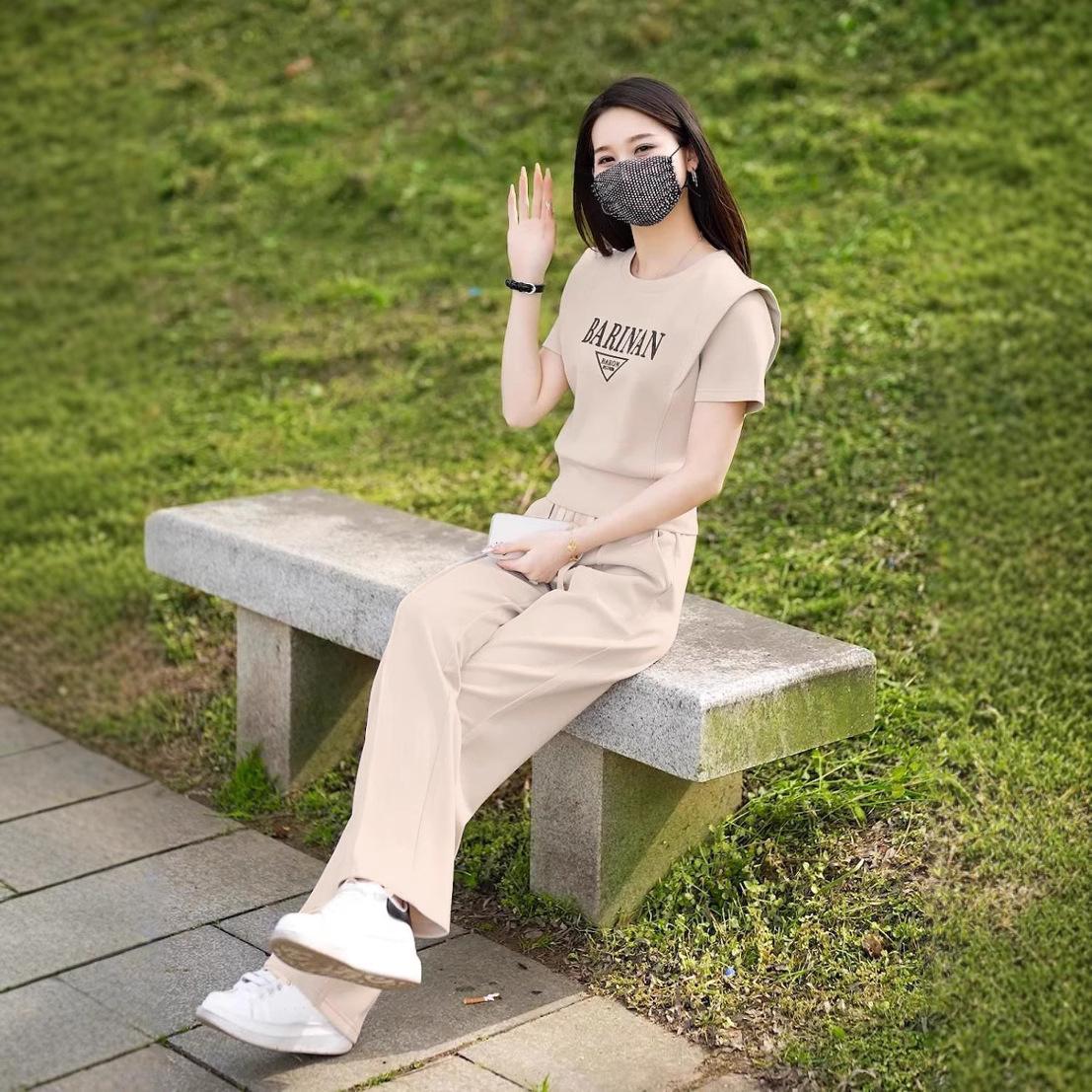 

Women s Fashionable Summer Short Sleeve & Wide-Leg Pants Two-Piece Set 2025 - Stylish & Age-Defying Sportswear M [suggested 80-100 jin]