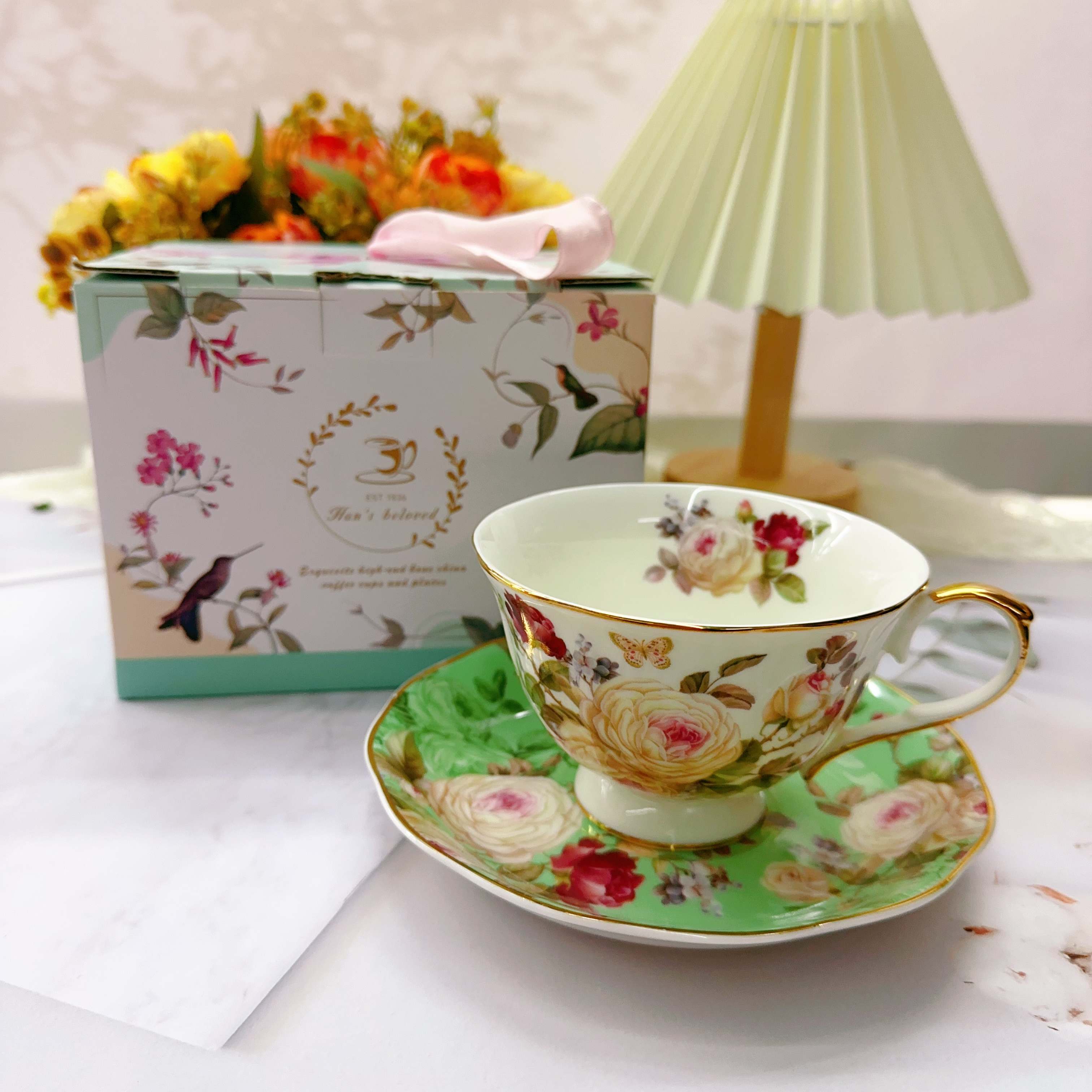

Изысканная керамическая кофейная тарелка в европейском стиле с изображением камелии, набор для послеобеденного чая в подарочной коробке 240 мл 240ml светло-зеленый