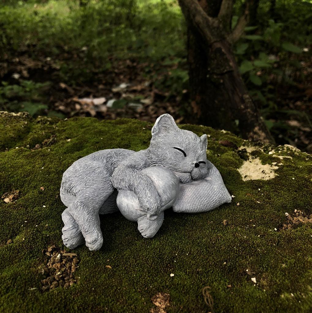 Garden Sleeping Cat Memorial Resin Cat Grave Marker Remembrance Kitten Statues for Garden Grave Decor Pet Sympathy Gift