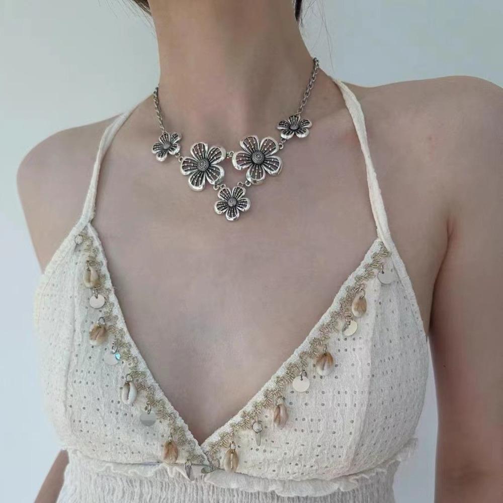 Exquisite Temperament Sliver Color Hollow Out Five Peach Blossom Flowers Necklace for Women Boho Vacation Collar Chain Jewelry