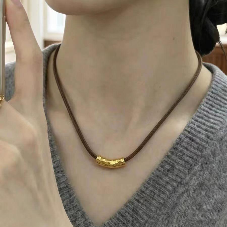 "Minimalist Narrative" New Chinese-style golden hammer-pattern small round tube necklace, exquisite and advanced, simple and versatile collarbone