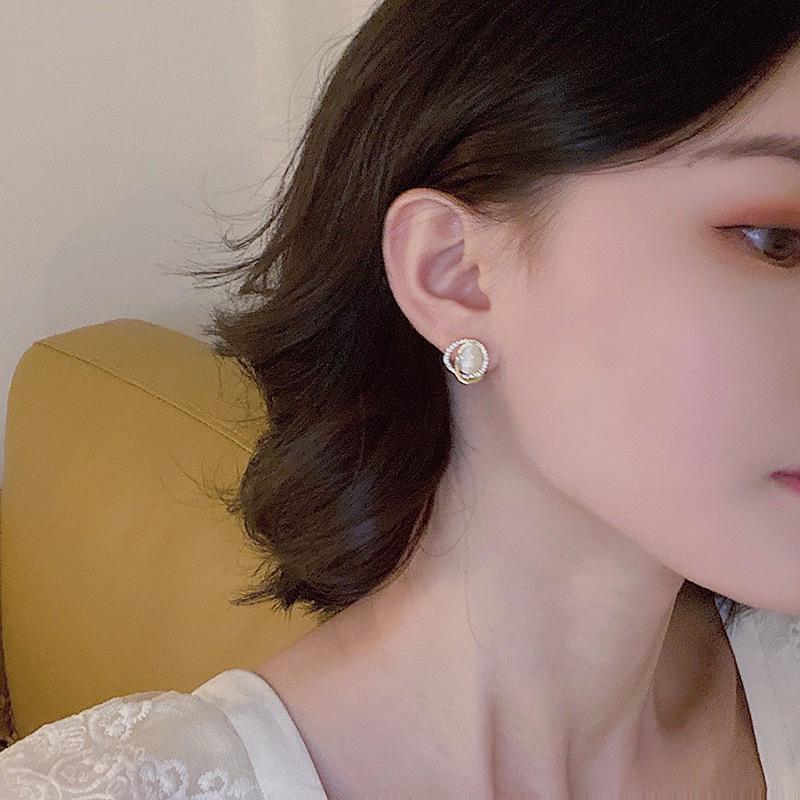 Hong Kong Style Oval Cat's Eye Stud Earrings for Women - Lightweight, Luxurious, Elegant Design
