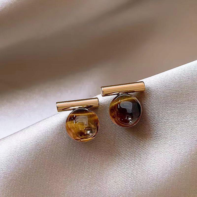 Elegant Pearl Stud Earrings: Simple, High-End Design for Autumn/Winter 2024
