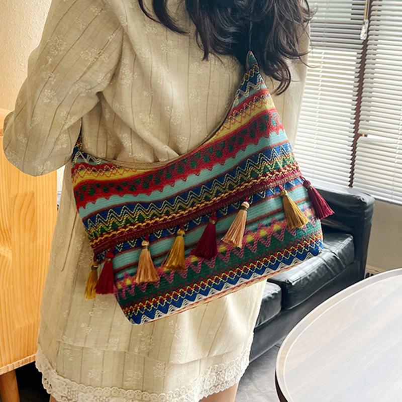 Large-capacity Ethnic Style Fringed Shoulder Bag Women's 2025 New Versatile Messenger Bag Personalized Fashion Underarm Bag