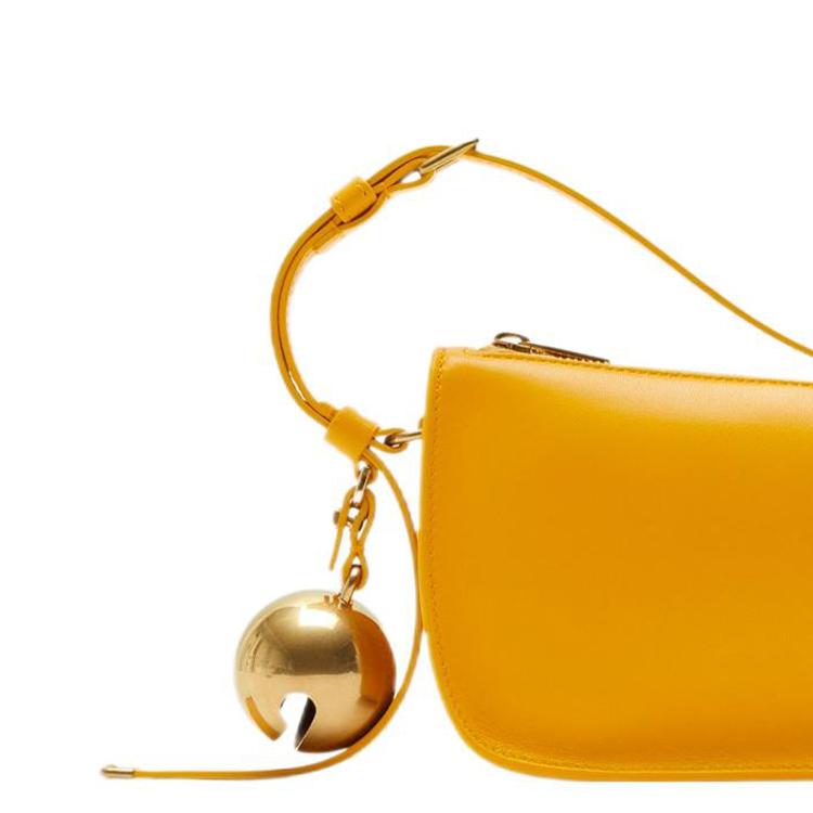 Burberry Gelbe Leder-Schultertasche mit Kordelzug und goldenem Kugel-Anhänger für den täglichen Gebrauch
