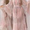 Abito lungo da donna in rete con paillettes a maniche lunghe. Abito lungo in due pezzi